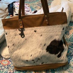 Pocket book. Myra cowhide.